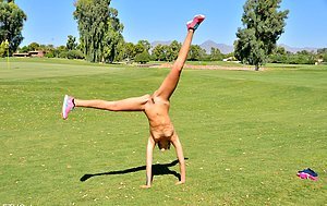 Sporty hottie shows her nude body while doing cartwheels outdoors