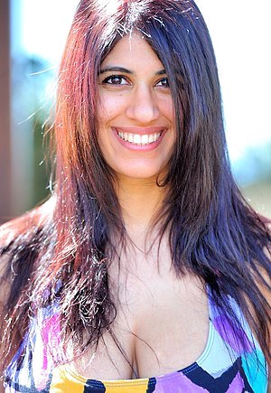 Dark-haired chick showing her flexibility and fucking herself with a toy