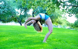 Fitness-crazed hoe doing cartwheels and showing her naked ass as well