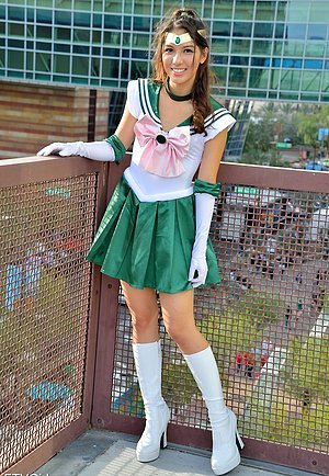 Sailor Jupiter cosplayer showing her butt plugged ass for the camera