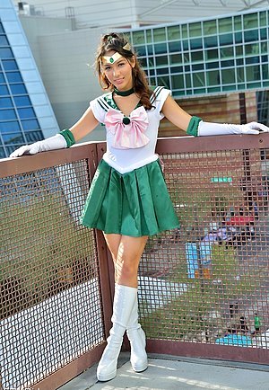 Sailor Jupiter cosplayer showing her butt plugged ass for the camera