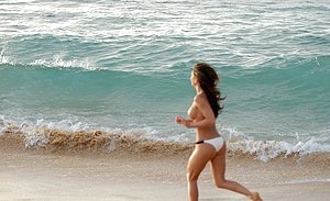 Bikini-wearing Latina shows her immaculate body at the local beach